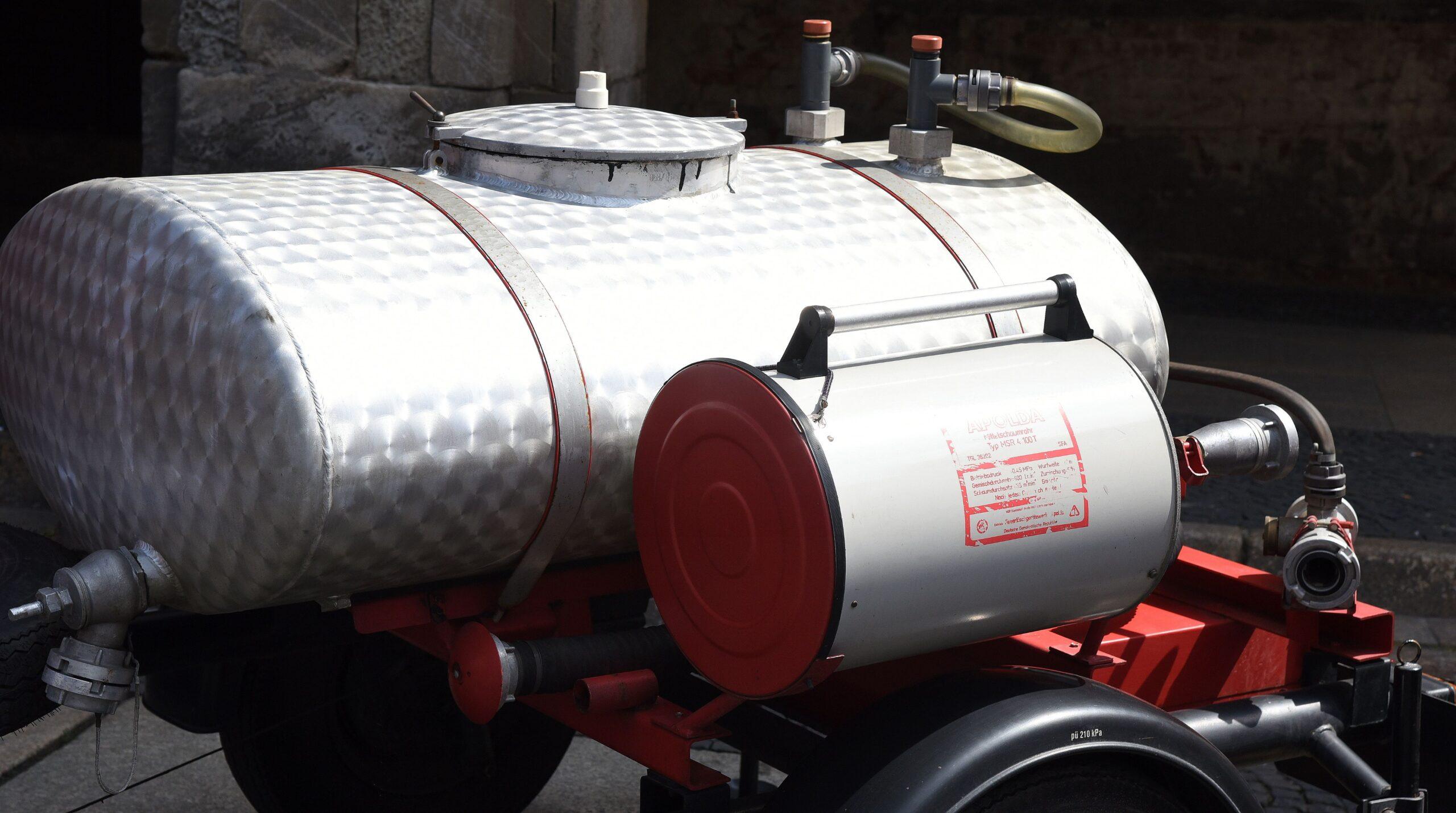 Mobiler Löschwassertank aus Metall mit Anschlüssen und Schläuchen