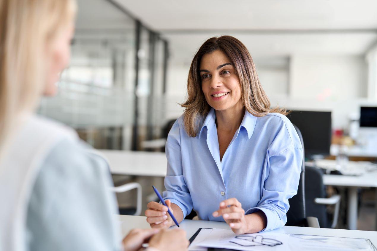 Eine Frau im Gespräch mit einer Anwältin – professionelle Beratung durch einen Anwalt für Arbeitsrecht kann Mobbing-Opfern helfen, ihre Rechte durchzusetzen.